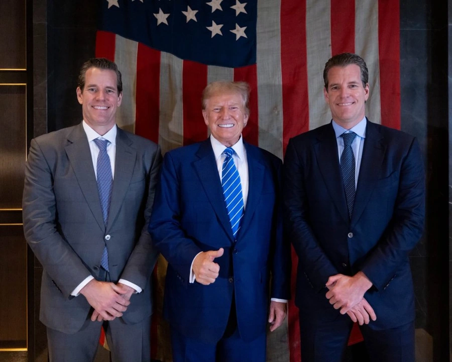 I co-fondatori di Coinbase, Ripple e Gemini, Cameron e Tyler Winklevoss con Trump